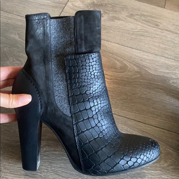 Black high heeled boots - Picture 3 of 6